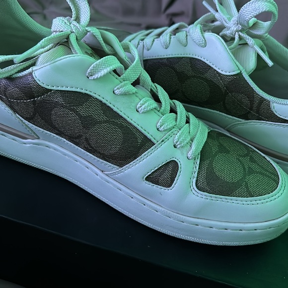 Selling these new-like cowch shoes for a really affordavle price. comes with box - Picture 2 of 2